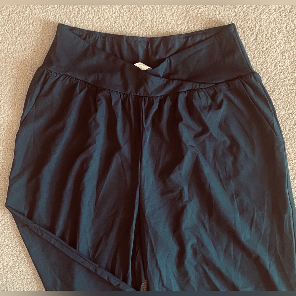 LARGE  (PETITE).   HALARA BREEZEFUL CROSSOVER QUICK DRY RESORT PANTS - Picture 6 of 9
